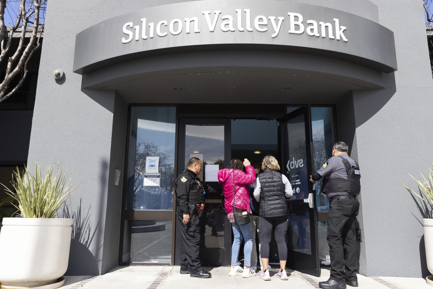 Deposits at US small banks drop by record amount after Silicon Valley Bank collapse